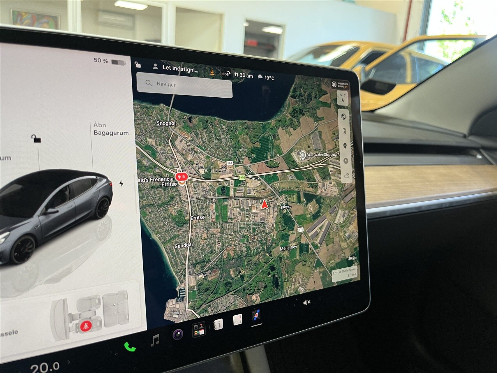 Grå Tesla Model 3 fra 2022