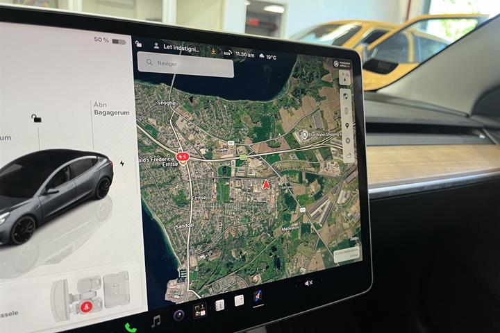 Grå Tesla Model 3 fra 2022