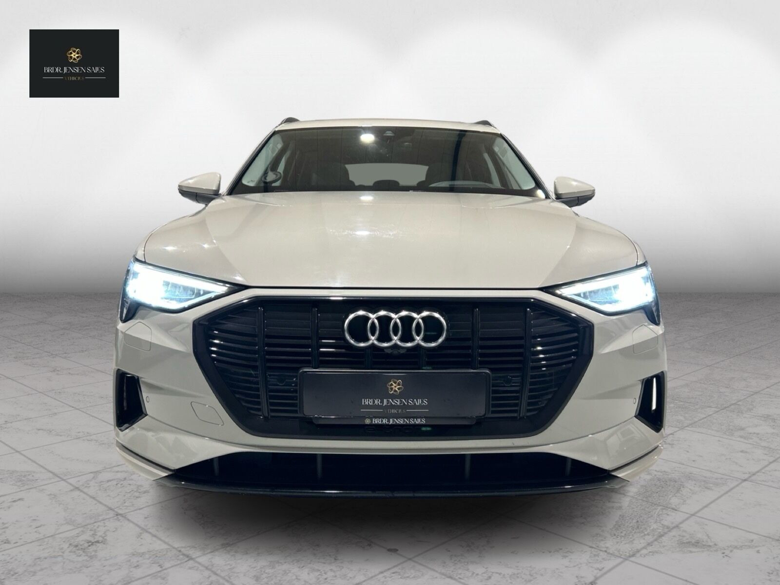 Beige Audi e-tron fra 2019