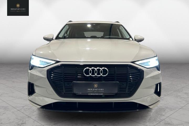 Beige Audi e-tron fra 2019