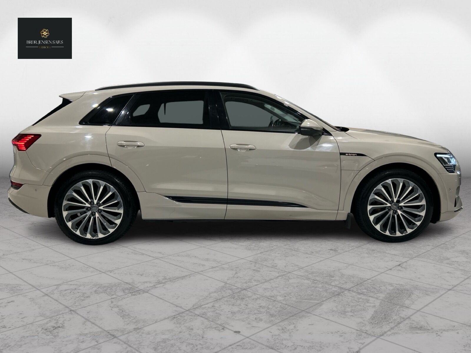 Beige Audi e-tron fra 2019