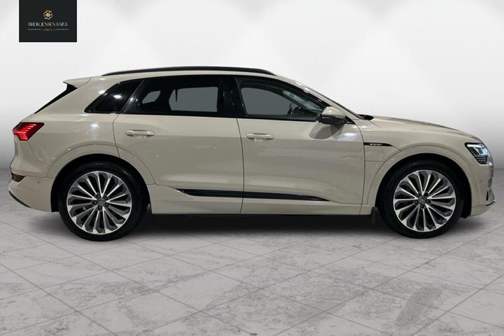 Beige Audi e-tron fra 2019
