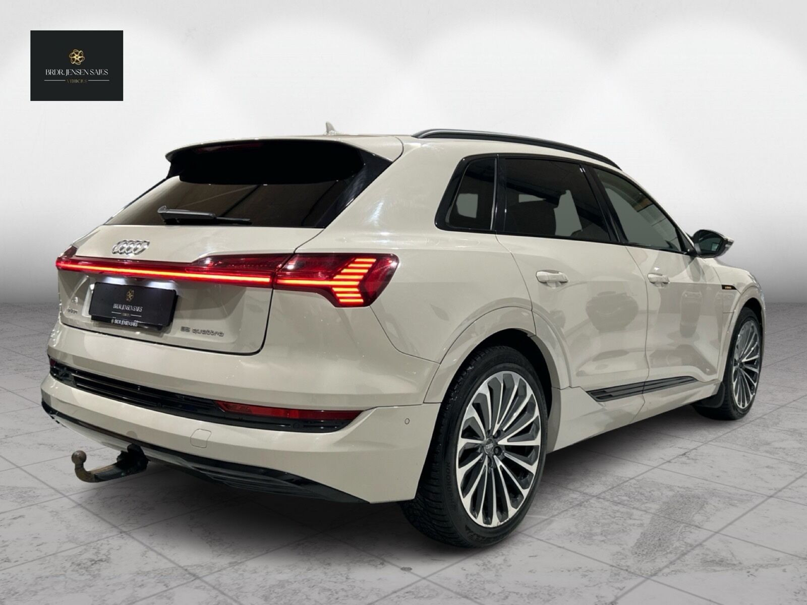 Beige Audi e-tron fra 2019
