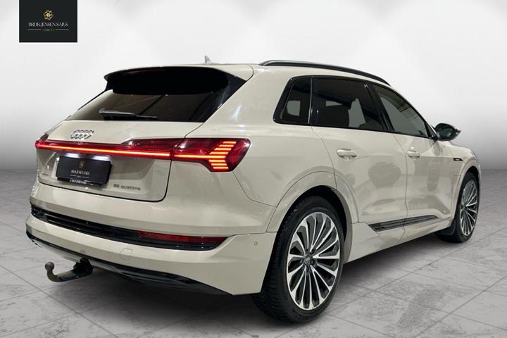 Beige Audi e-tron fra 2019