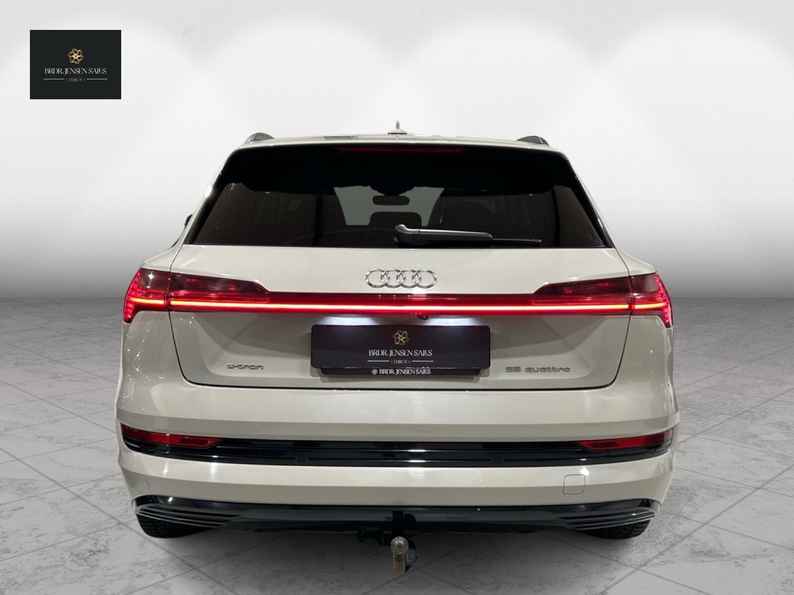 Beige Audi e-tron fra 2019