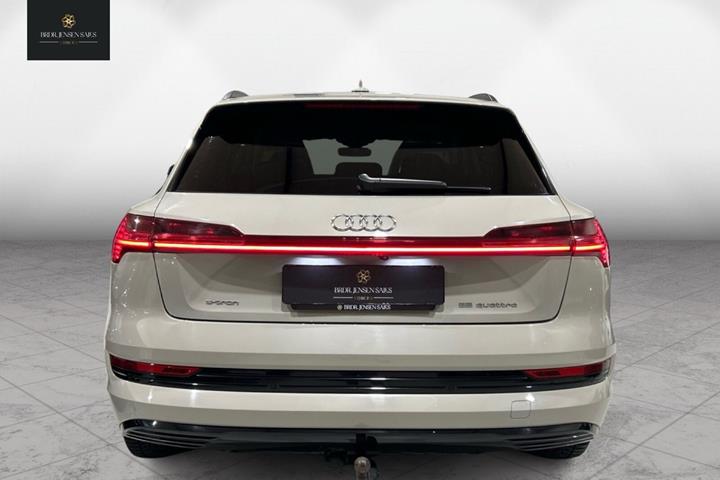 Beige Audi e-tron fra 2019