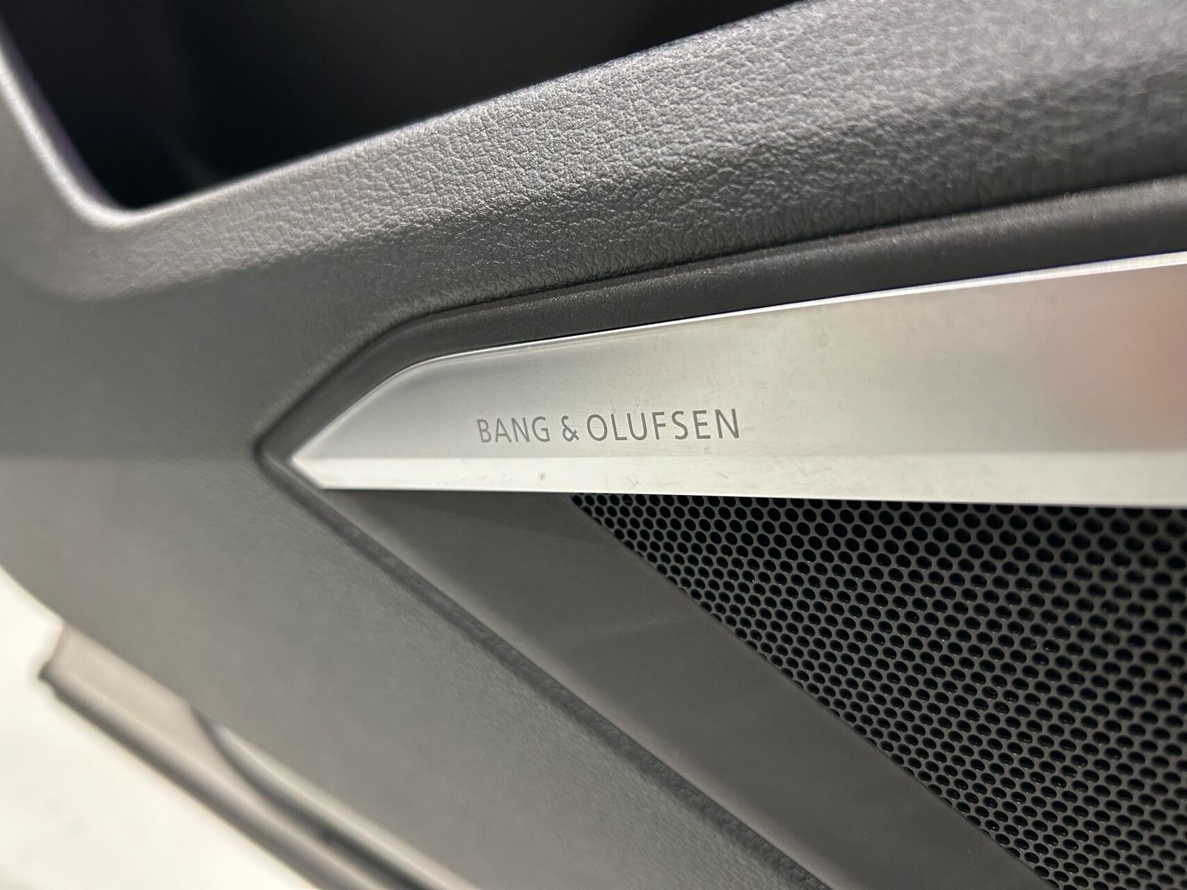 Beige Audi e-tron fra 2019