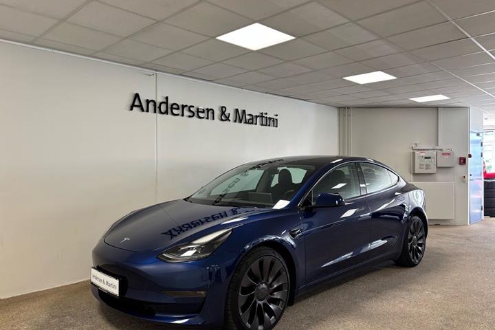 Blå Tesla Model 3 fra 2022