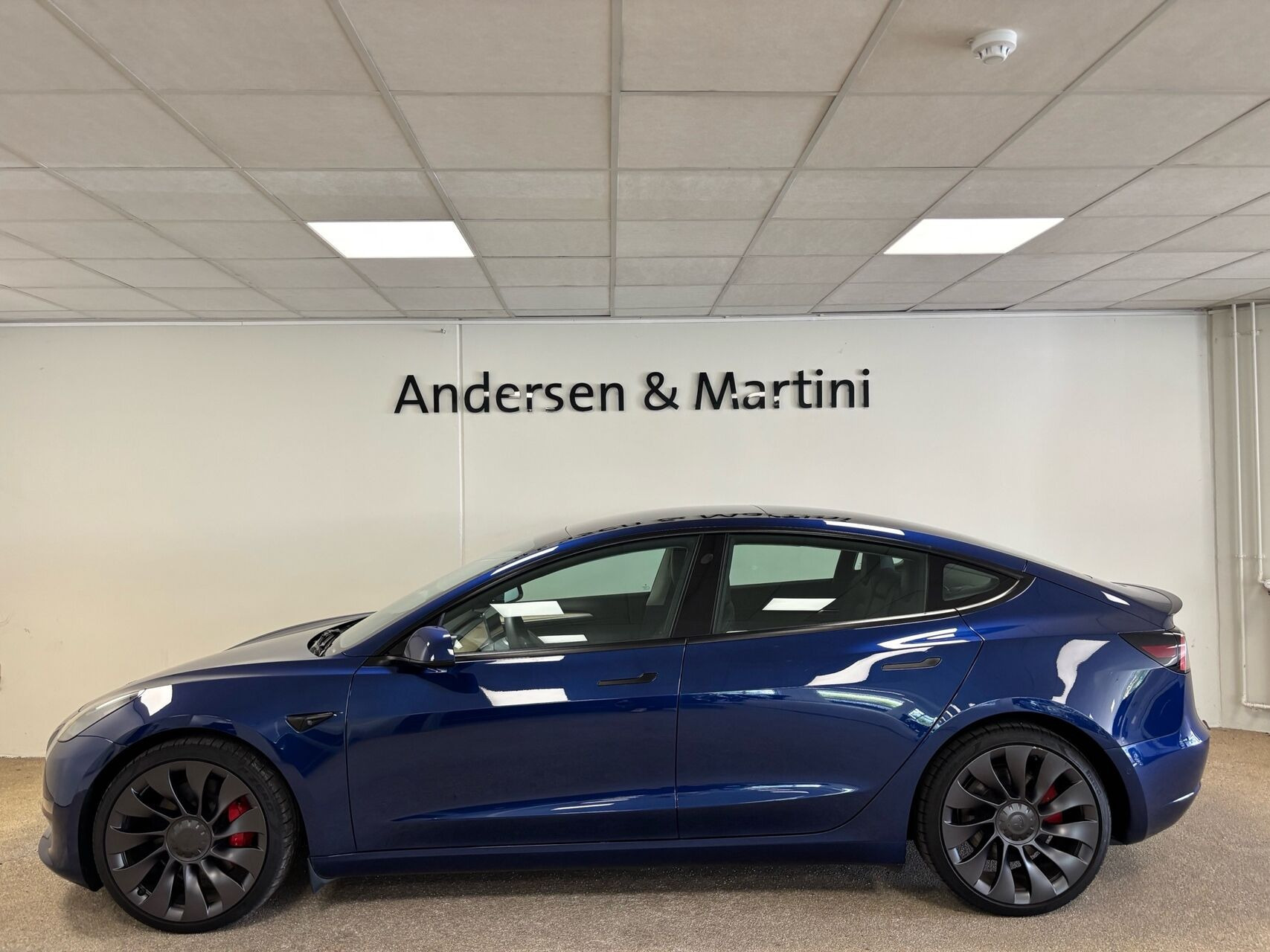 Blå Tesla Model 3 fra 2022