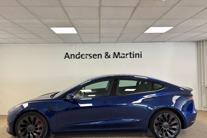 Blå Tesla Model 3 fra 2022