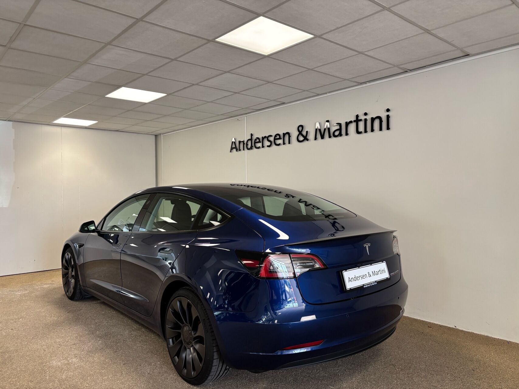 Blå Tesla Model 3 fra 2022