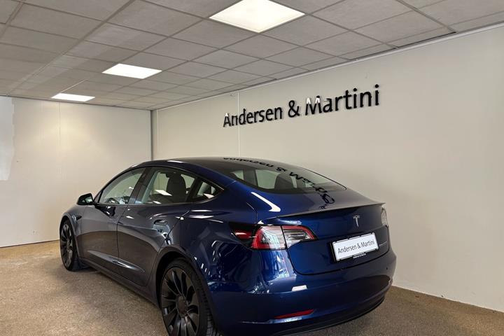 Blå Tesla Model 3 fra 2022