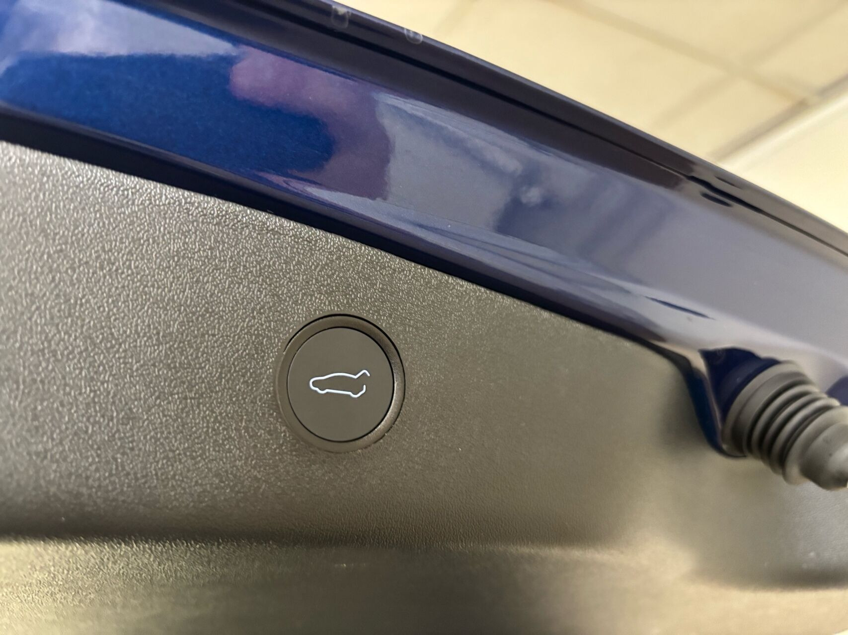 Blå Tesla Model 3 fra 2022