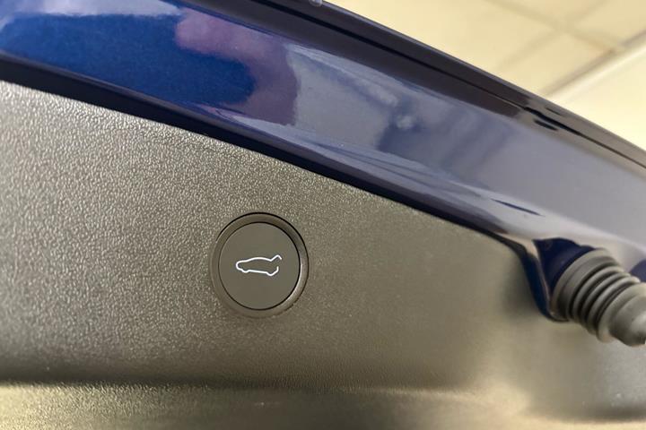 Blå Tesla Model 3 fra 2022