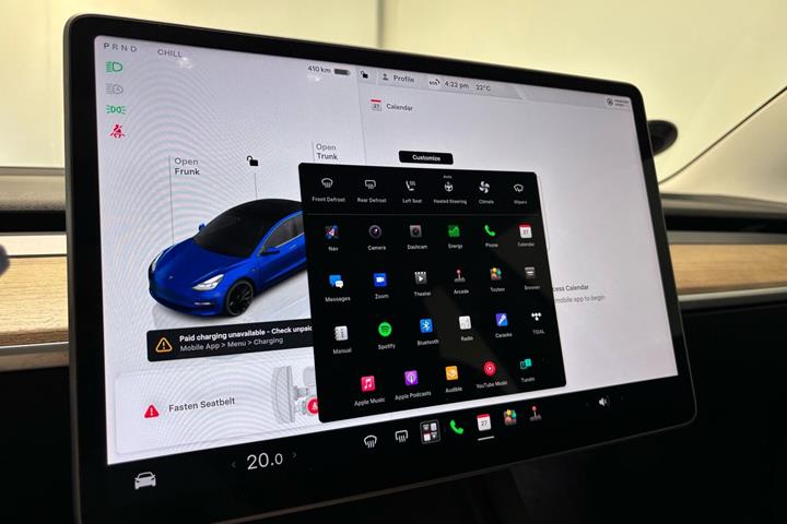 Blå Tesla Model 3 fra 2022