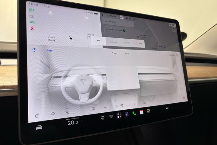 Blå Tesla Model 3 fra 2022