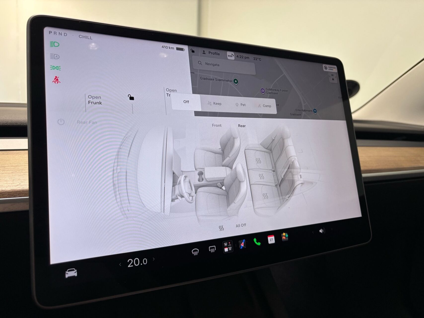 Blå Tesla Model 3 fra 2022