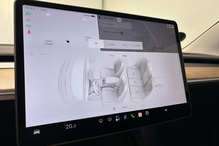 Blå Tesla Model 3 fra 2022
