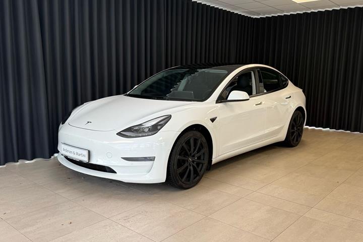 Hvid Tesla Model 3 fra 2021