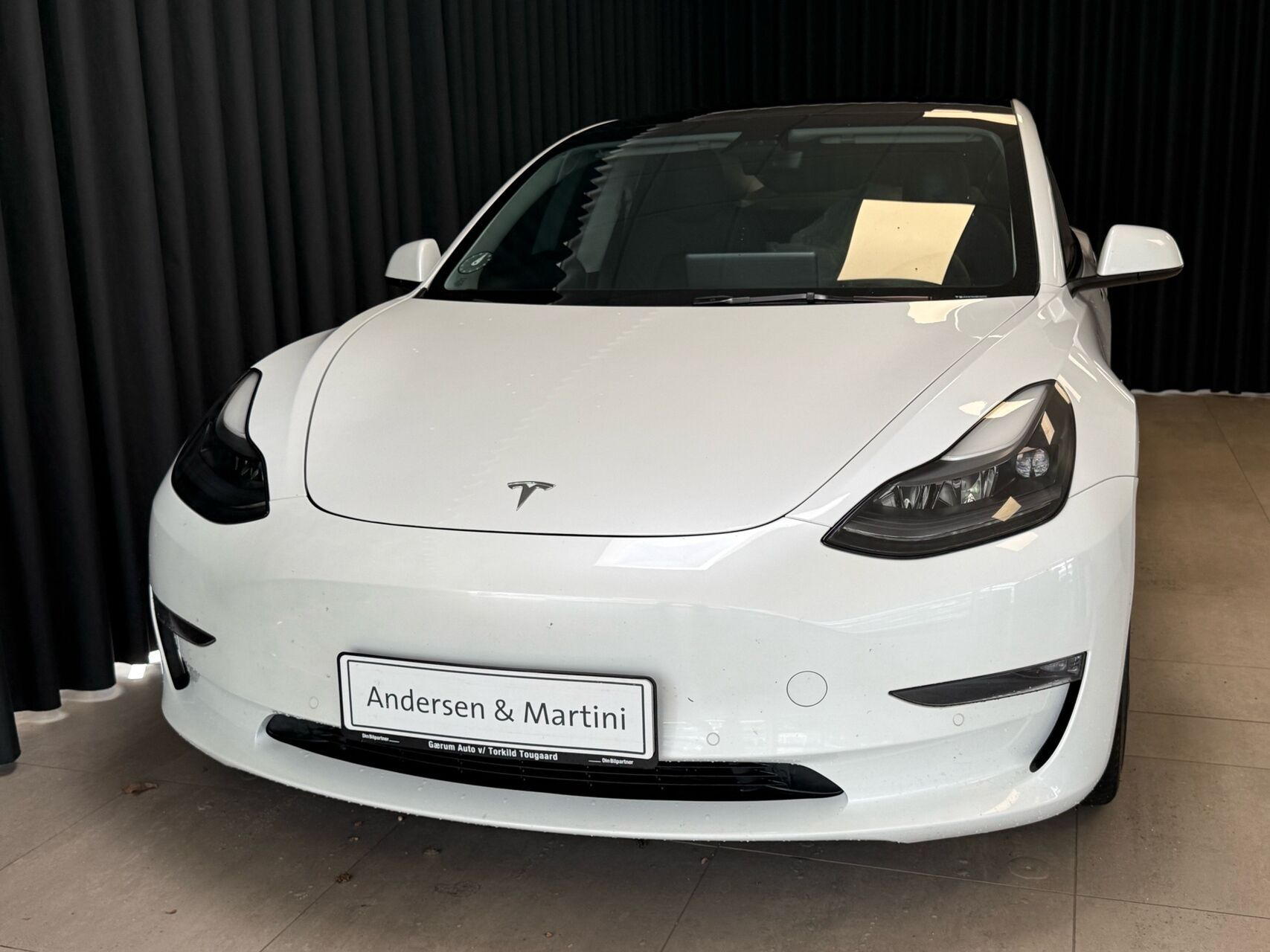 Hvid Tesla Model 3 fra 2021