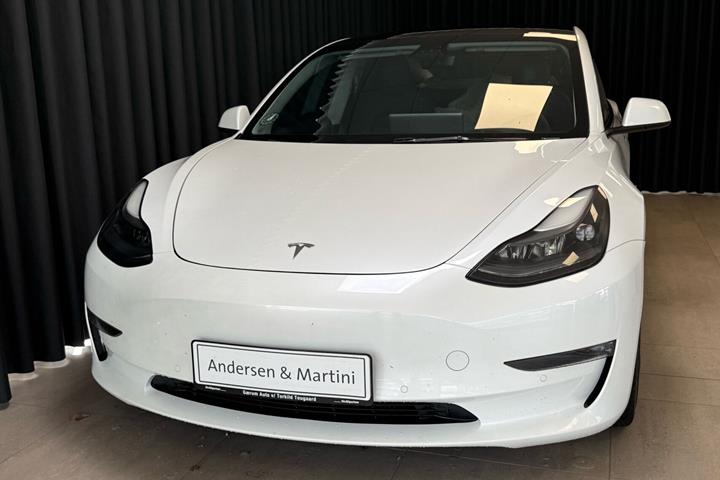 Hvid Tesla Model 3 fra 2021