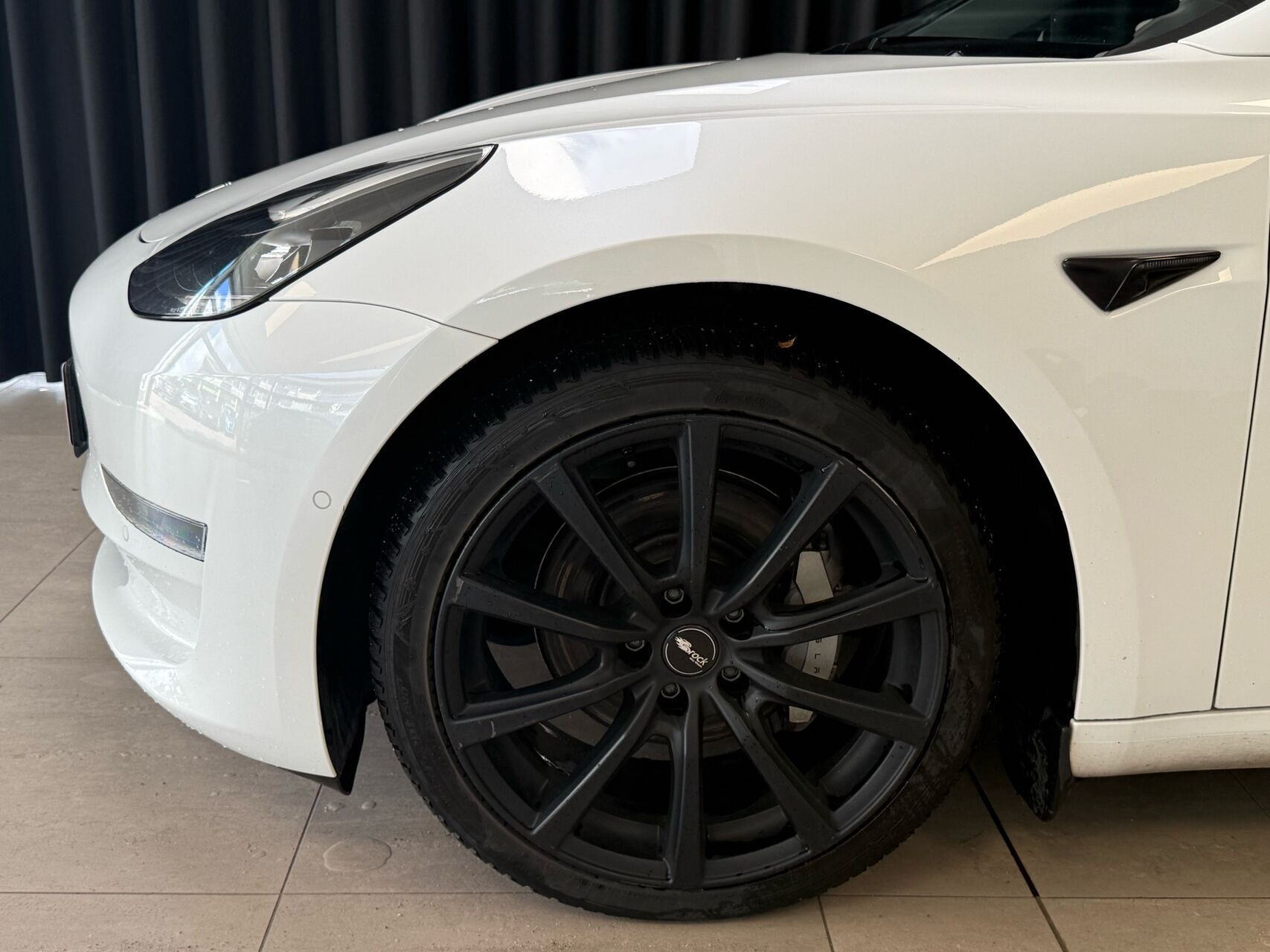 Hvid Tesla Model 3 fra 2021