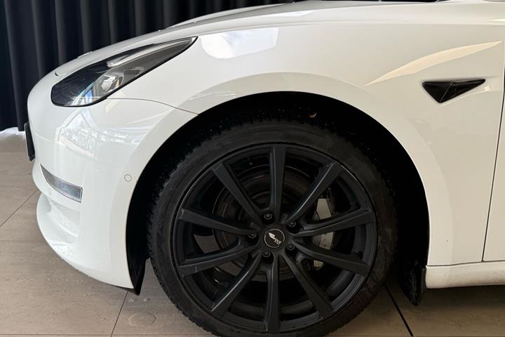 Hvid Tesla Model 3 fra 2021