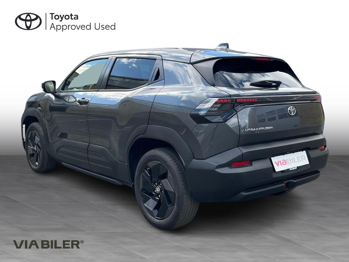 Grå Toyota Urban Cruiser fra 2025