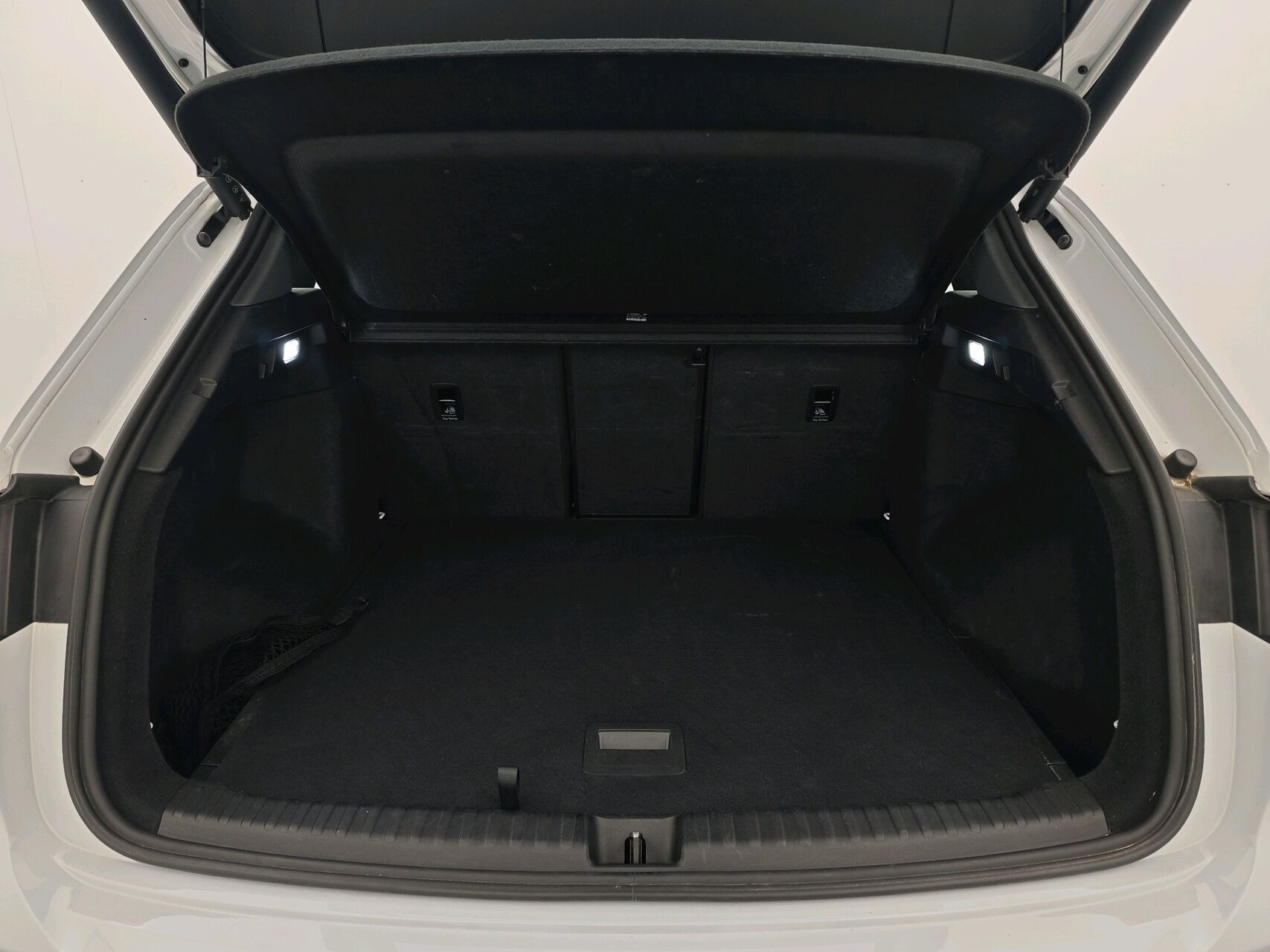 Hvid Audi Q4 fra 2023