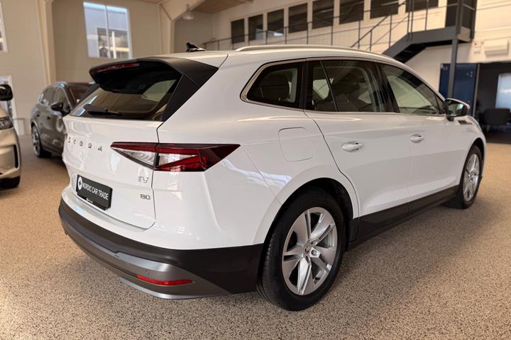 Hvid Skoda Enyaq fra 2022