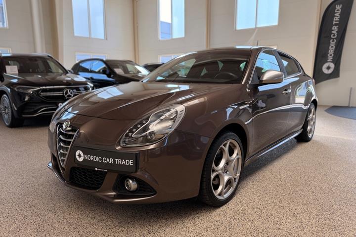 Brun Alfa Romeo Giulietta fra 2013