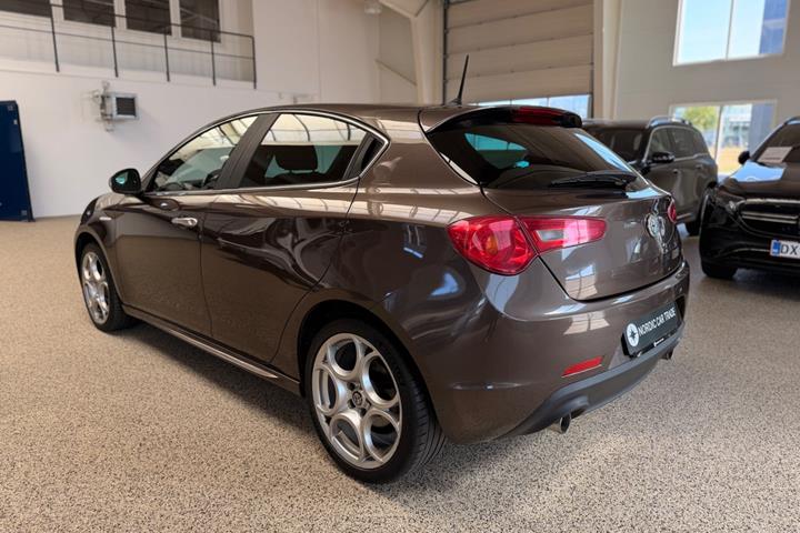 Brun Alfa Romeo Giulietta fra 2013