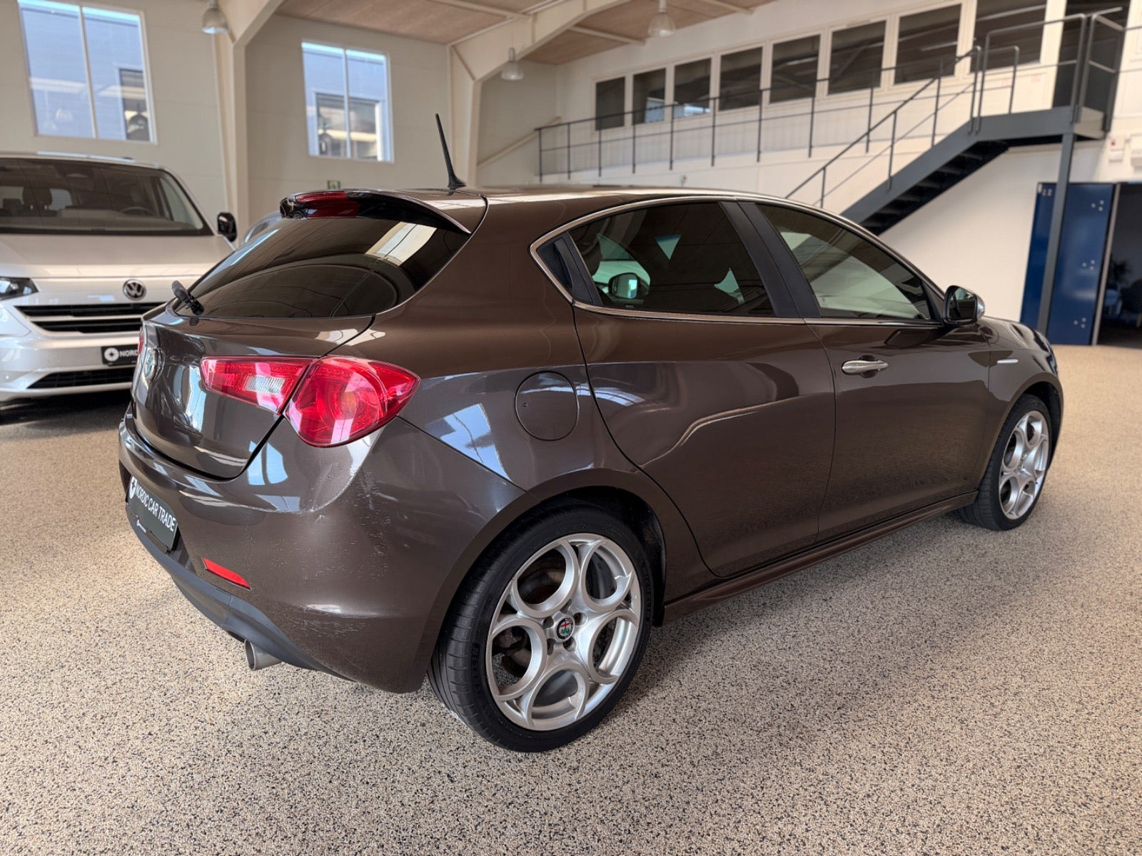 Brun Alfa Romeo Giulietta fra 2013