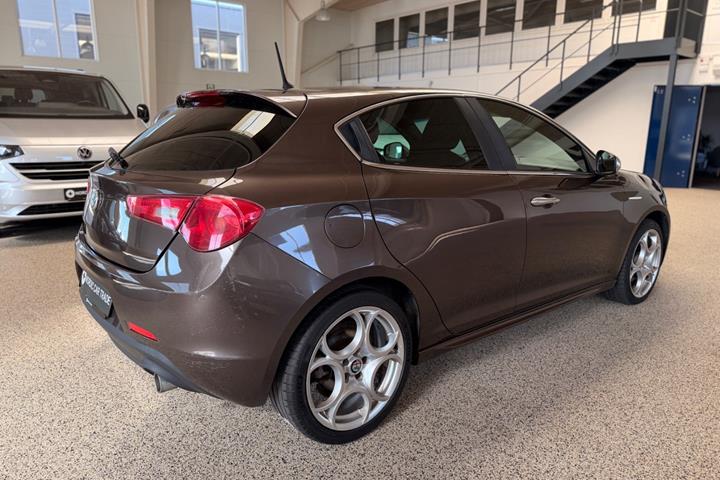 Brun Alfa Romeo Giulietta fra 2013