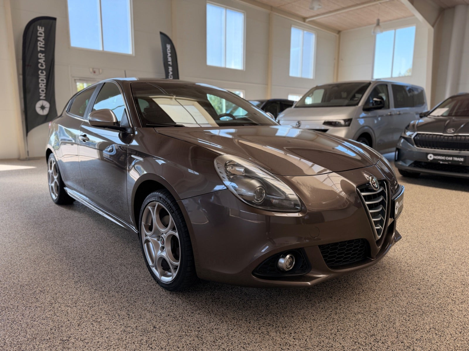 Brun Alfa Romeo Giulietta fra 2013