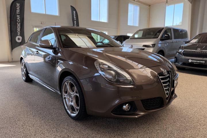 Brun Alfa Romeo Giulietta fra 2013