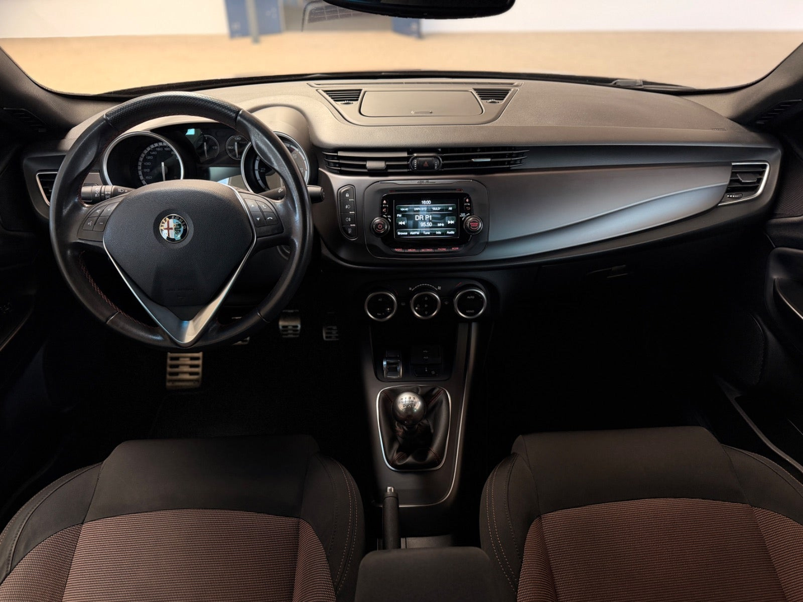 Brun Alfa Romeo Giulietta fra 2013