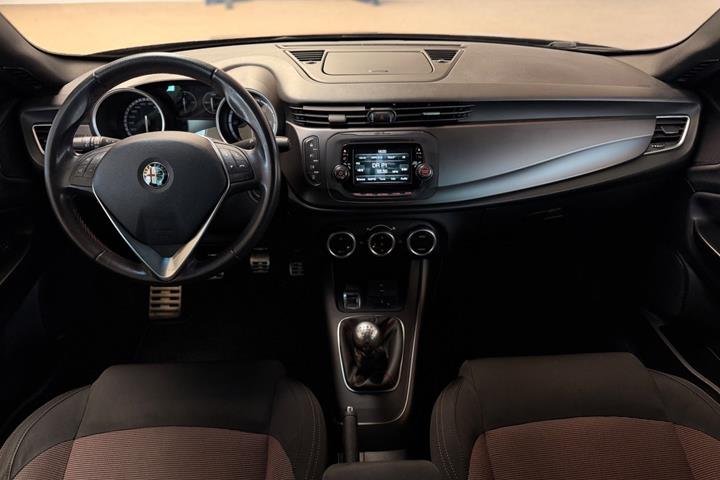 Brun Alfa Romeo Giulietta fra 2013