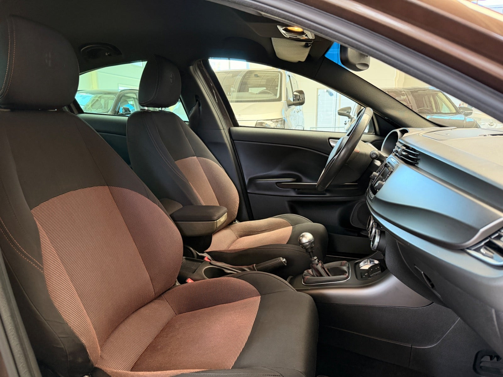 Brun Alfa Romeo Giulietta fra 2013