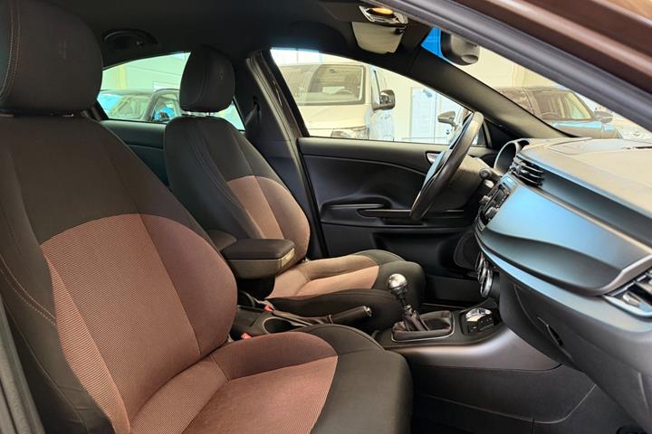 Brun Alfa Romeo Giulietta fra 2013