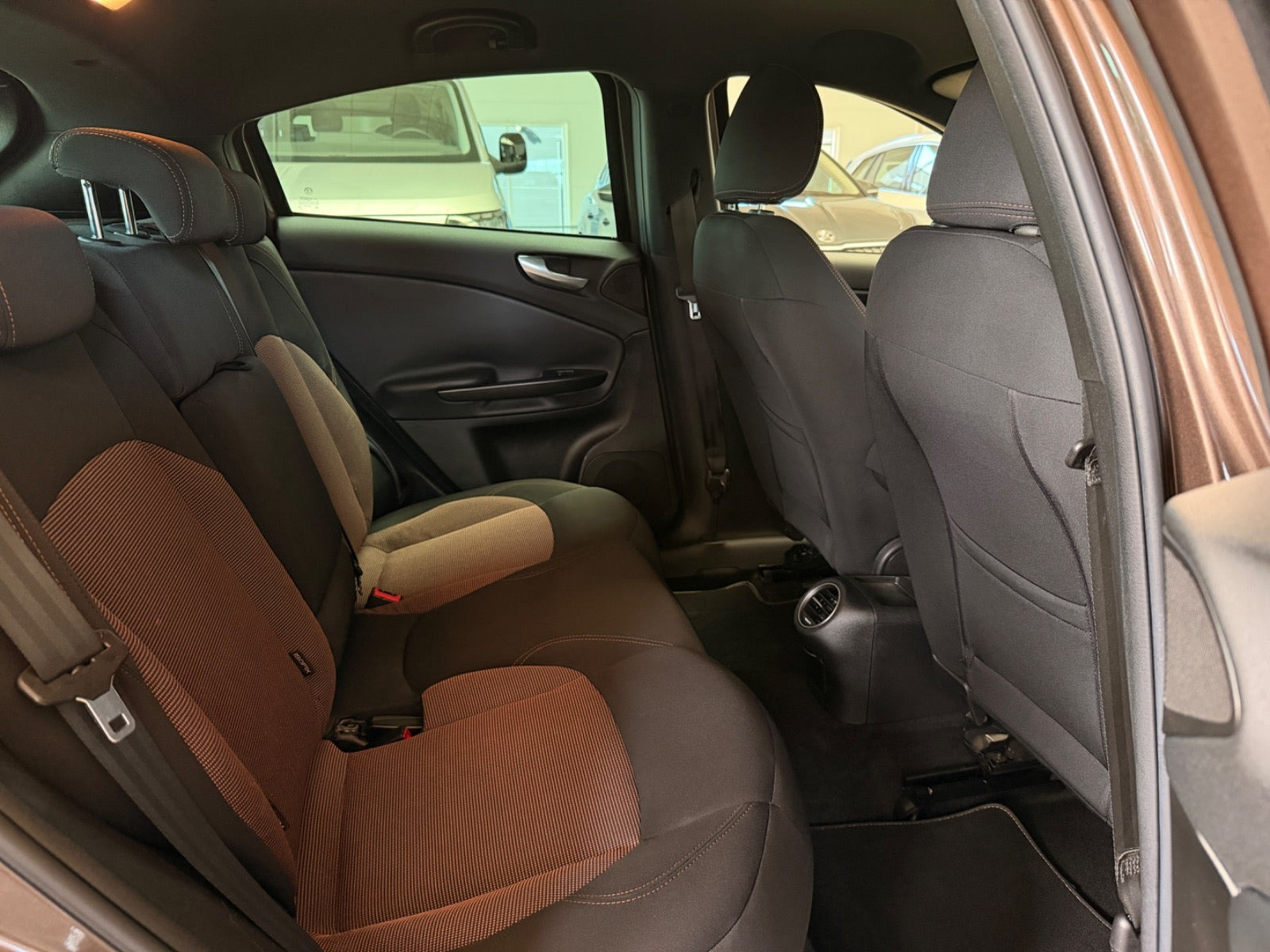 Brun Alfa Romeo Giulietta fra 2013