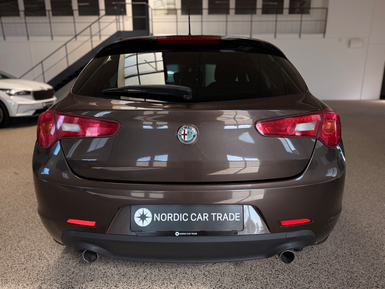 Brun Alfa Romeo Giulietta fra 2013