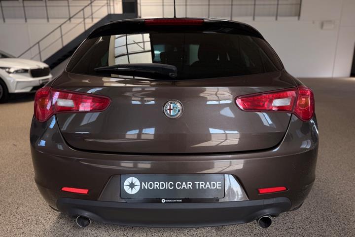 Brun Alfa Romeo Giulietta fra 2013