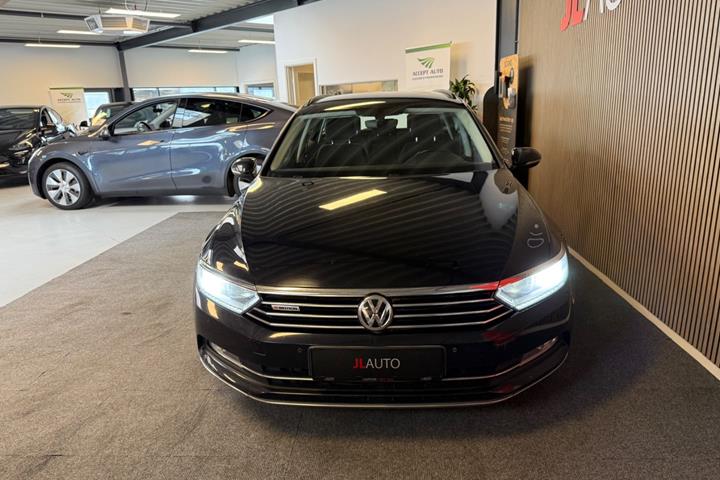 Sort VW Passat fra 2015