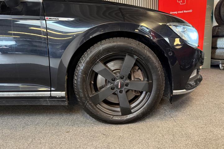 Sort VW Passat fra 2015