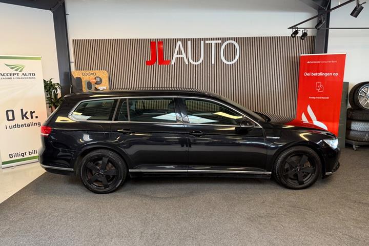 Sort VW Passat fra 2015