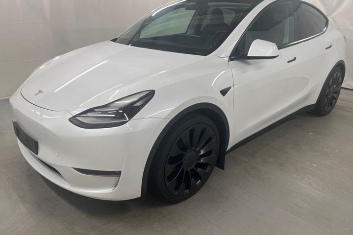 Hvid Tesla Model Y fra 2023