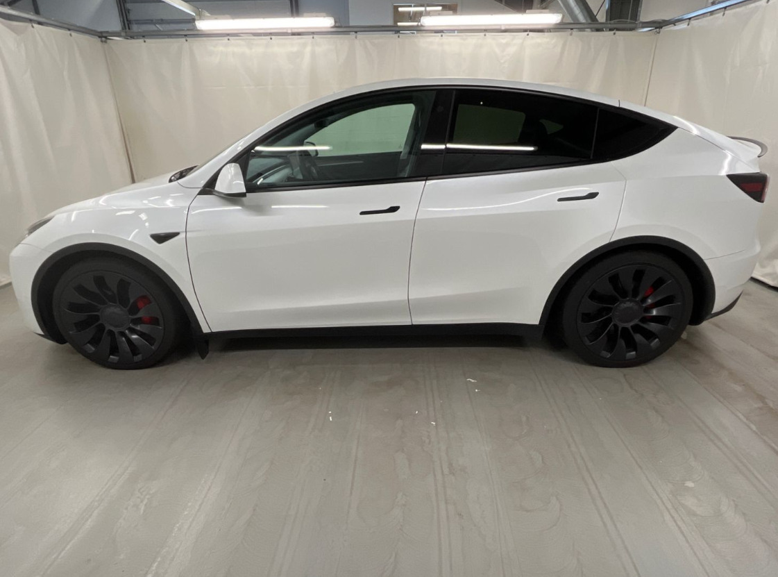 Hvid Tesla Model Y fra 2023