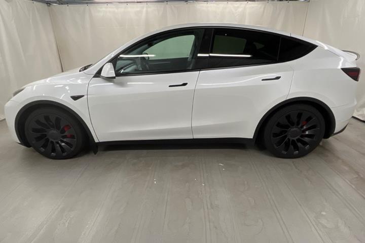 Hvid Tesla Model Y fra 2023