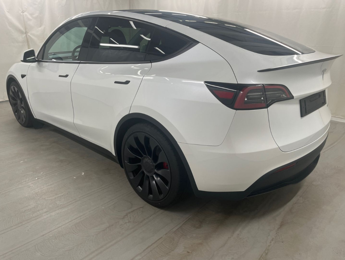 Hvid Tesla Model Y fra 2023